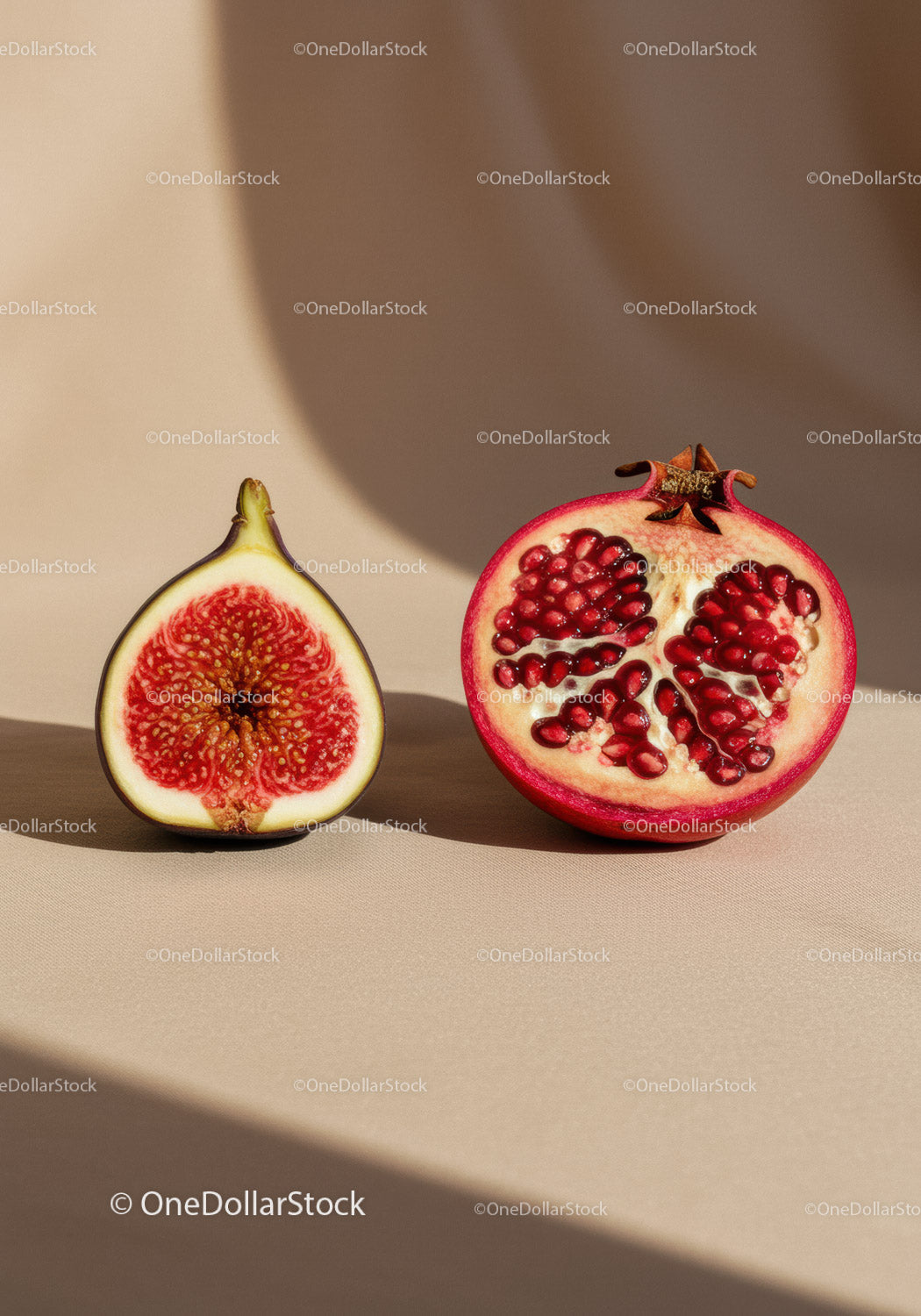 Świeże połówki fig i granatu w ciepłym słońcu
