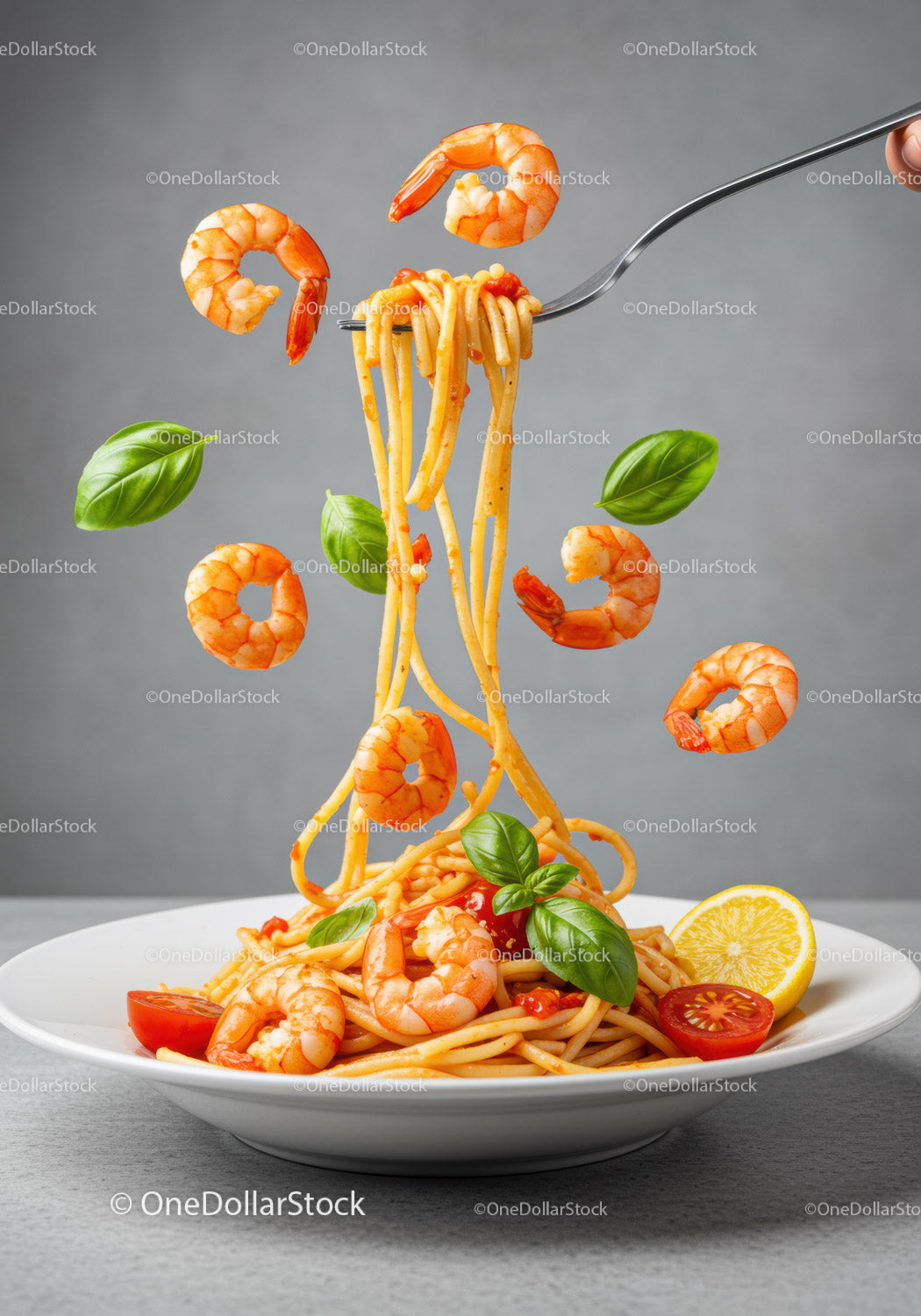 Spaghetti z krewetkami i świeżą bazylią na białym talerzu