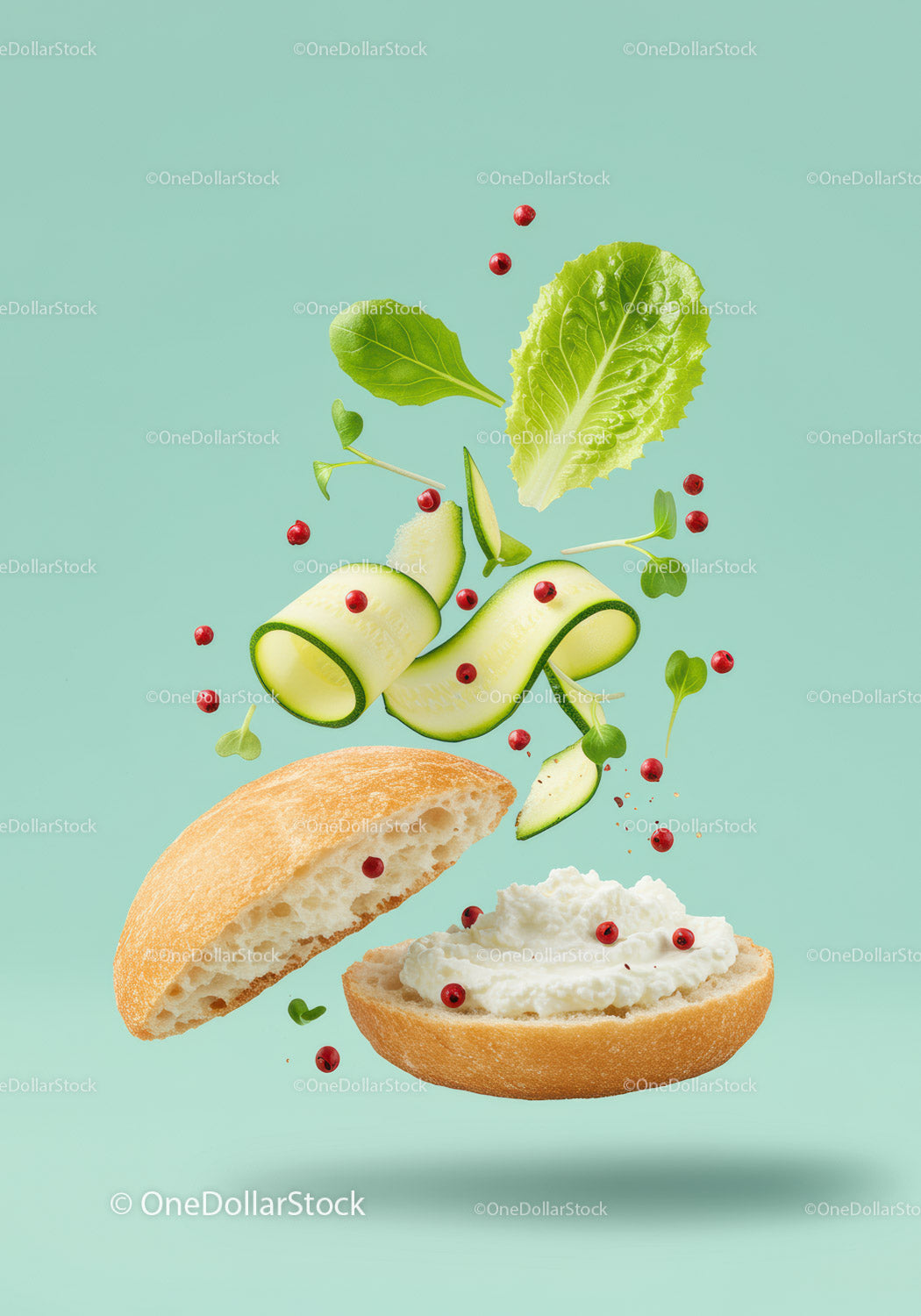 Świeże składniki kanapki unoszące się na pastelowym tle