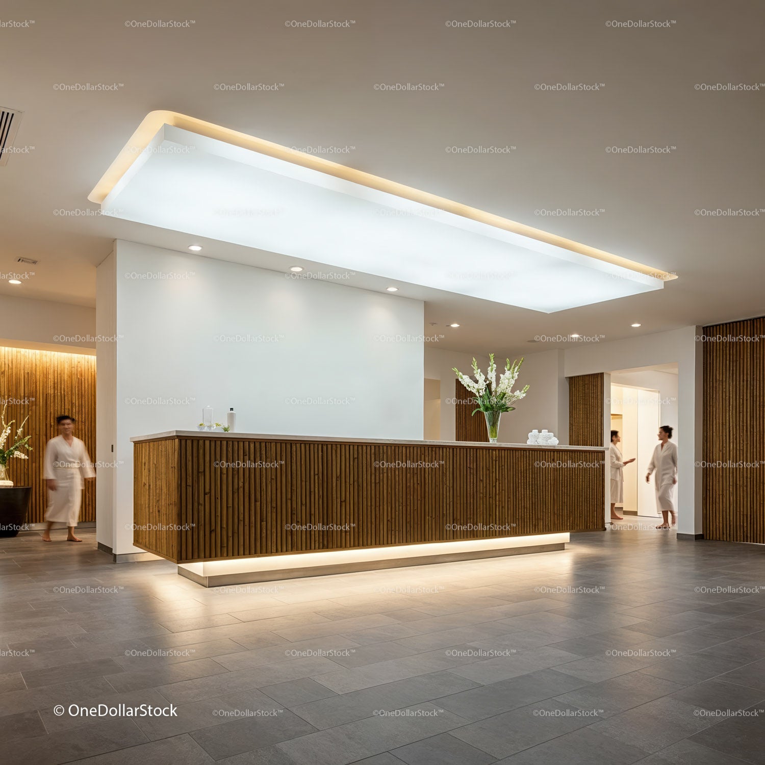 Minimalistyczna recepcja spa z ciepłymi drewnianymi akcentami i delikatnym światłem