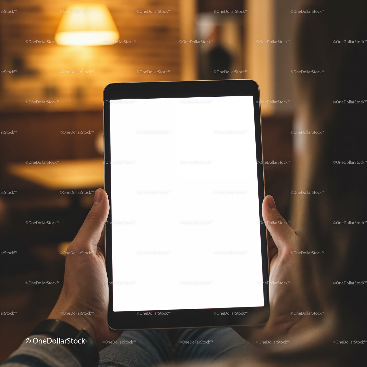 Osoba trzymająca tablet z pustym ekranem w przytulnym pokoju