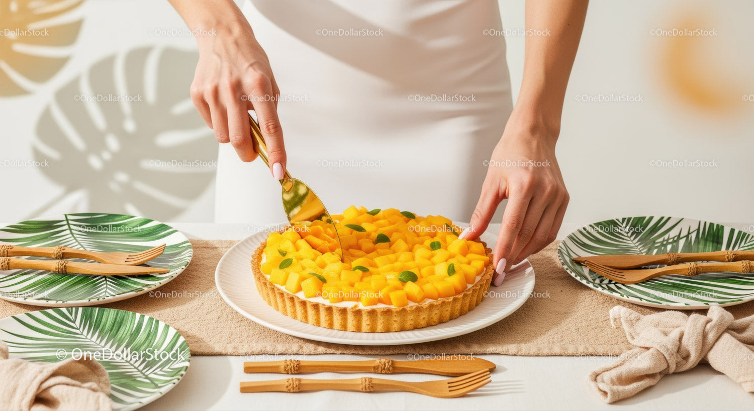 Tarta mango z dekoracją ze świeżych owoców na letnim stole