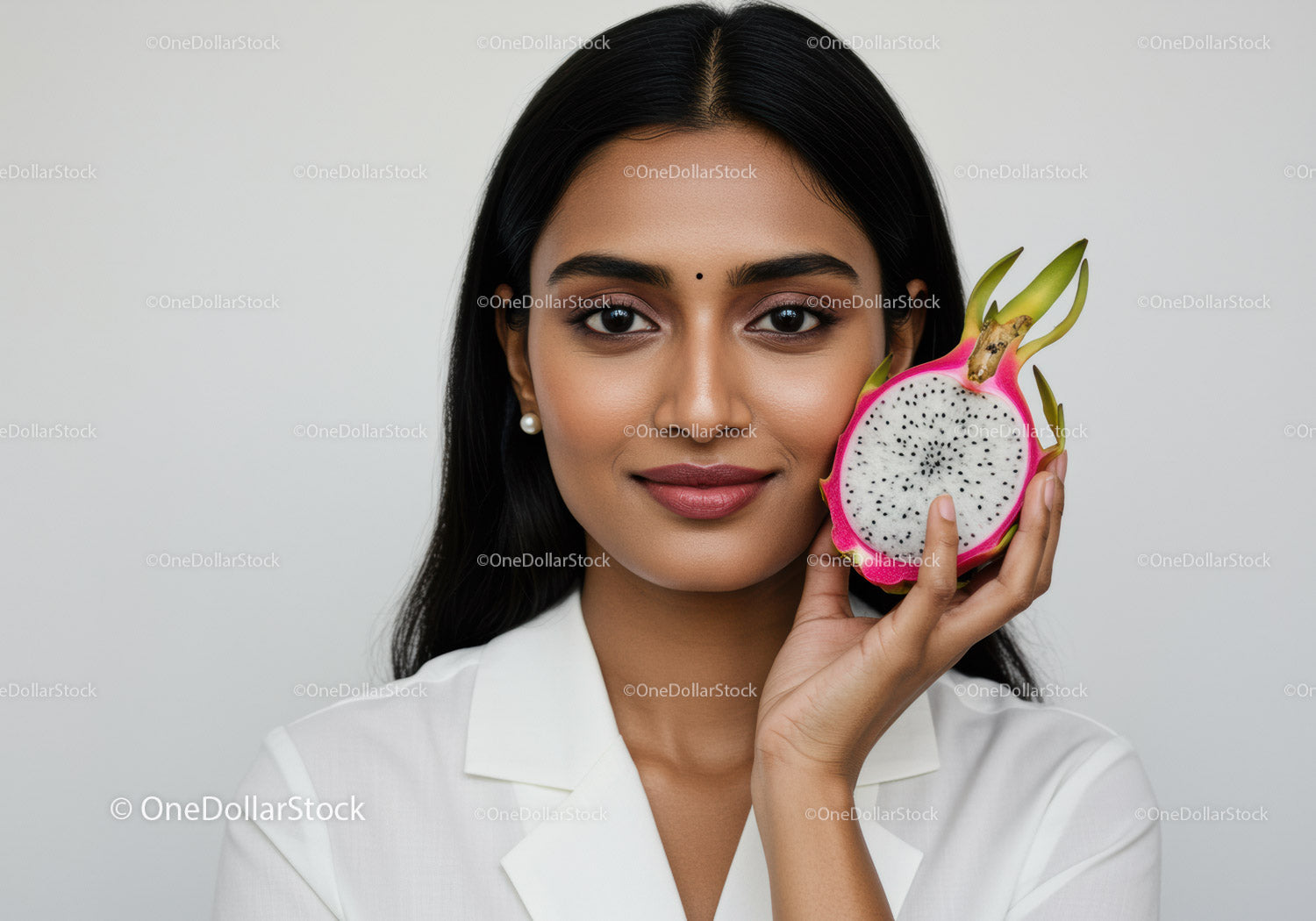 Portret Hinduski trzymającej świeży smoczy owoc dla zdrowego stylu życia