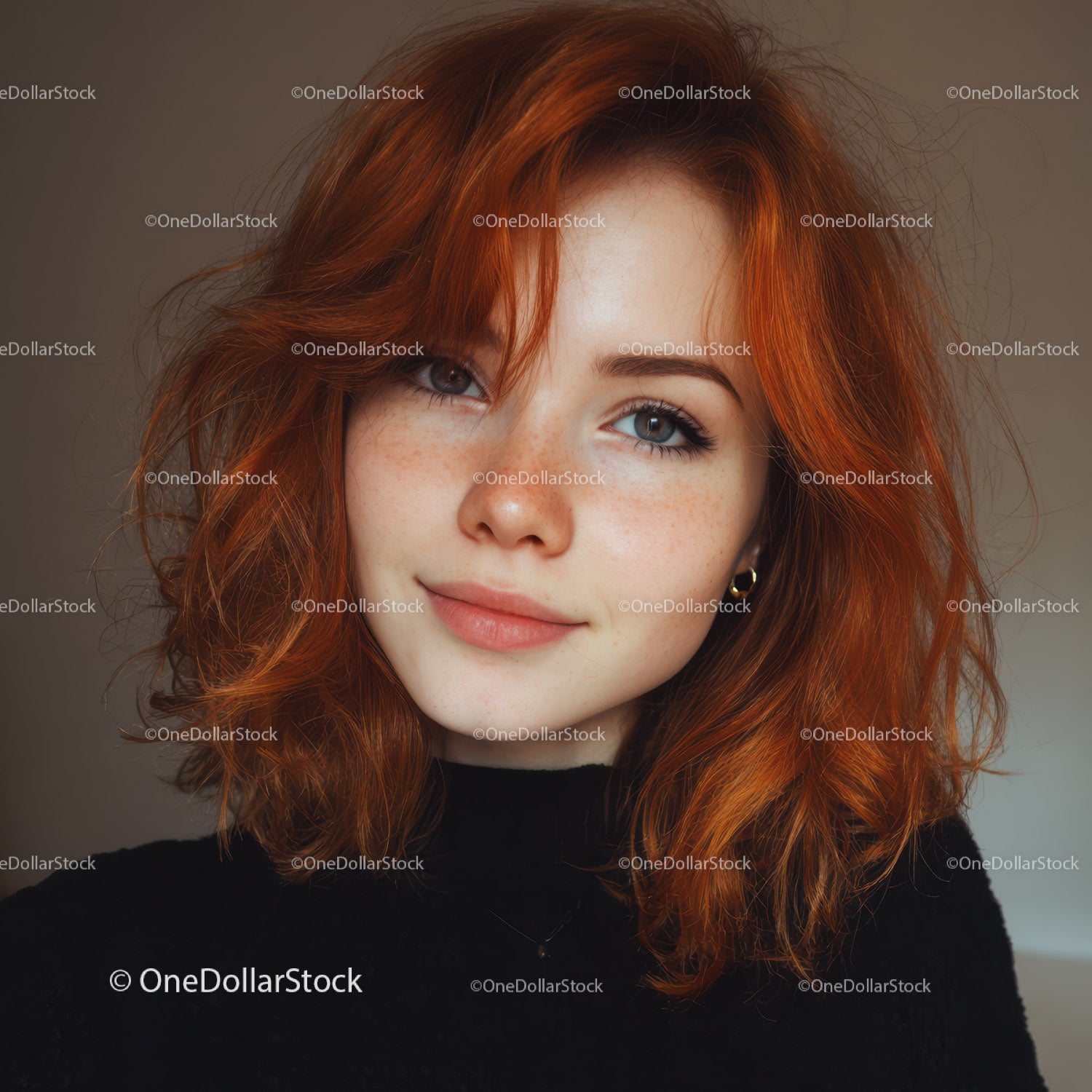 Portret rudowłosej kobiety z piegami i niebieskimi oczami