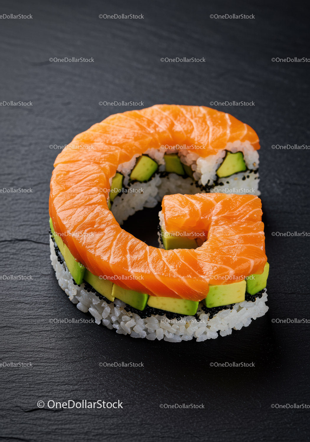Rolka sushi G z łososiem i awokado na talerzu łupkowym