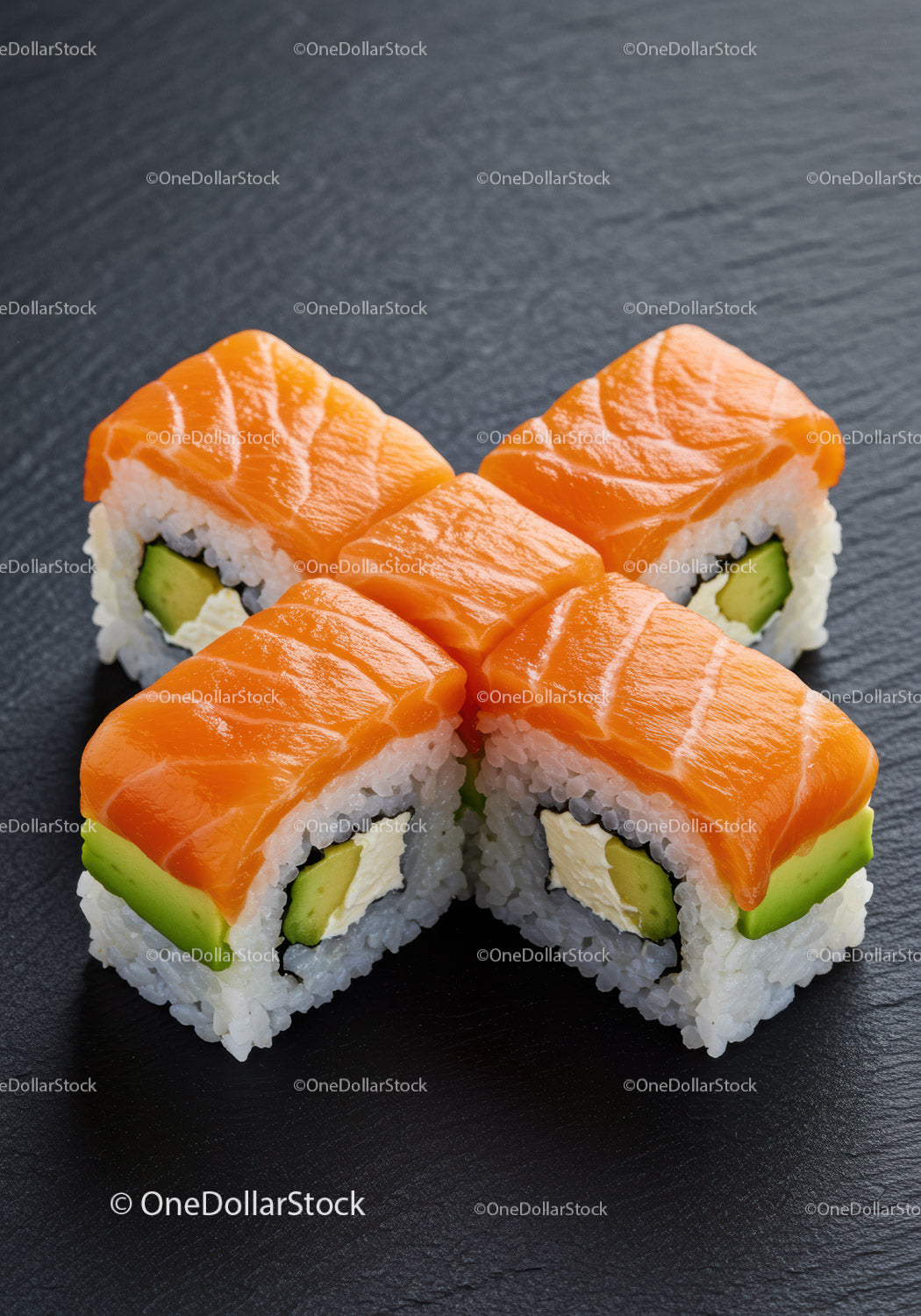 Świeże rolki sushi z łososiem, awokado i serkiem śmietankowym