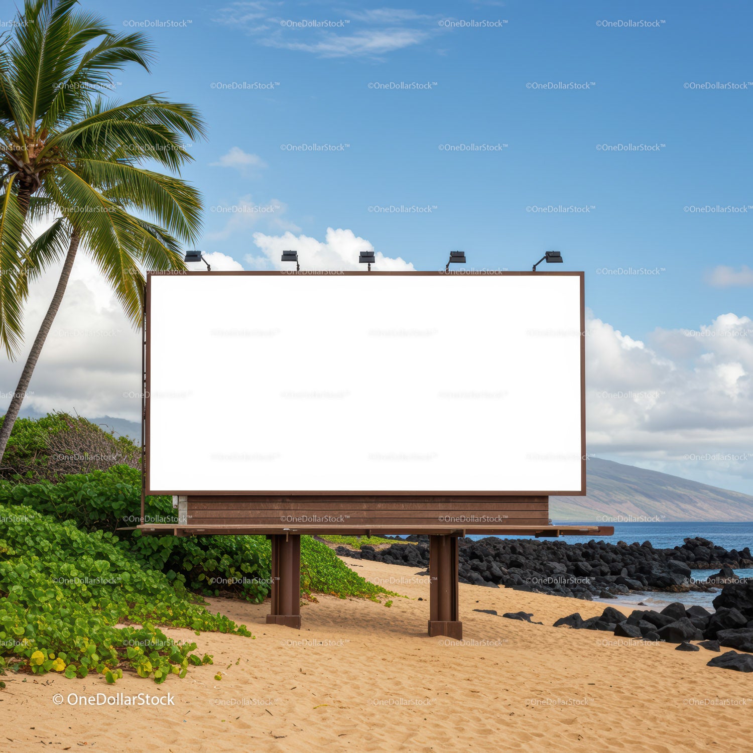 Pusta tablica reklamowa na tropikalnej plaży z widokiem na ocean