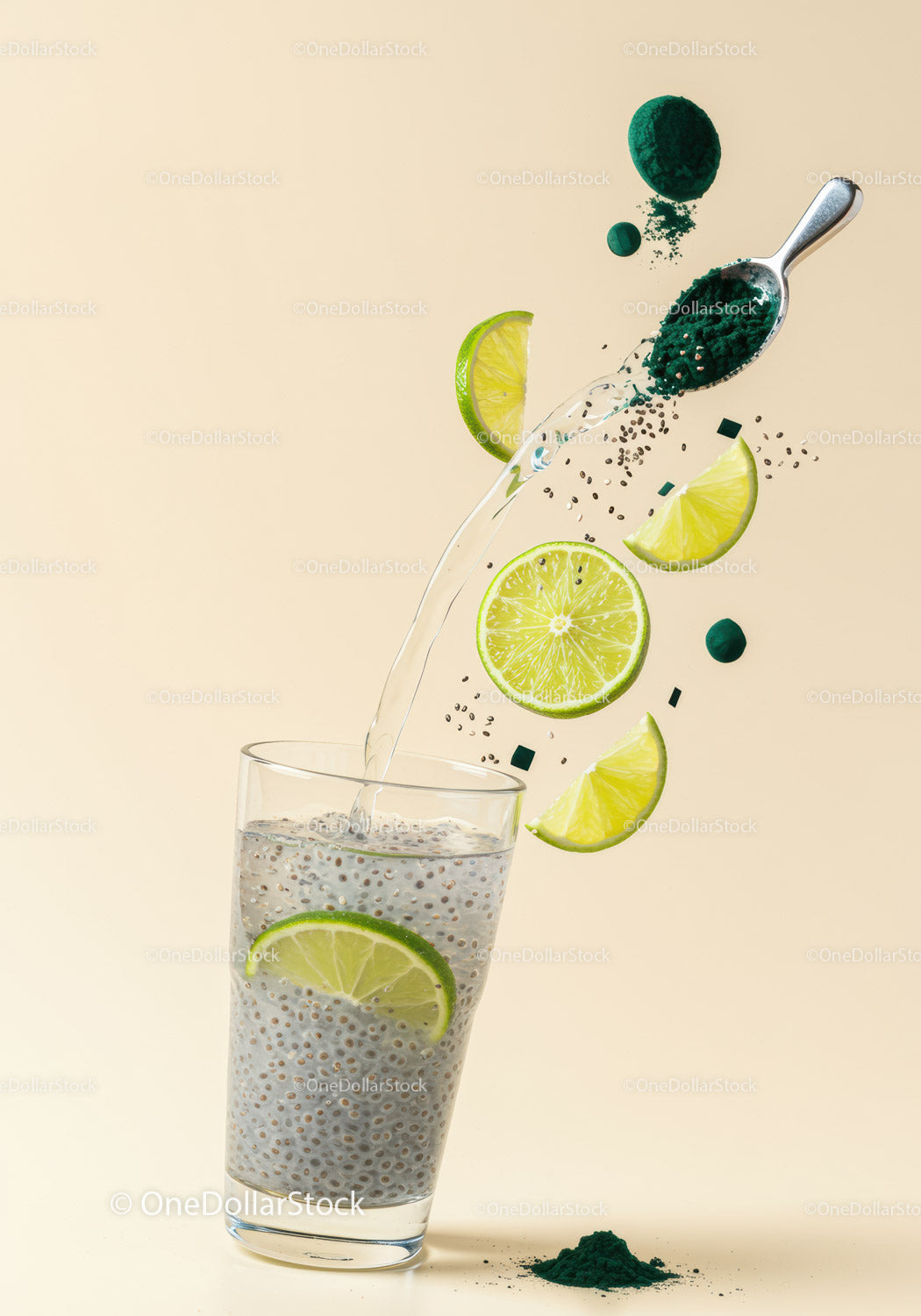Orzeźwiający napój spirulinowy z plasterkami limonki i nasionami chia