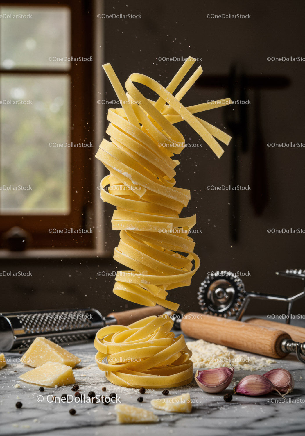 Rustykalna scena kuchenna ze świeżym makaronem tagliatelle i dodatkami