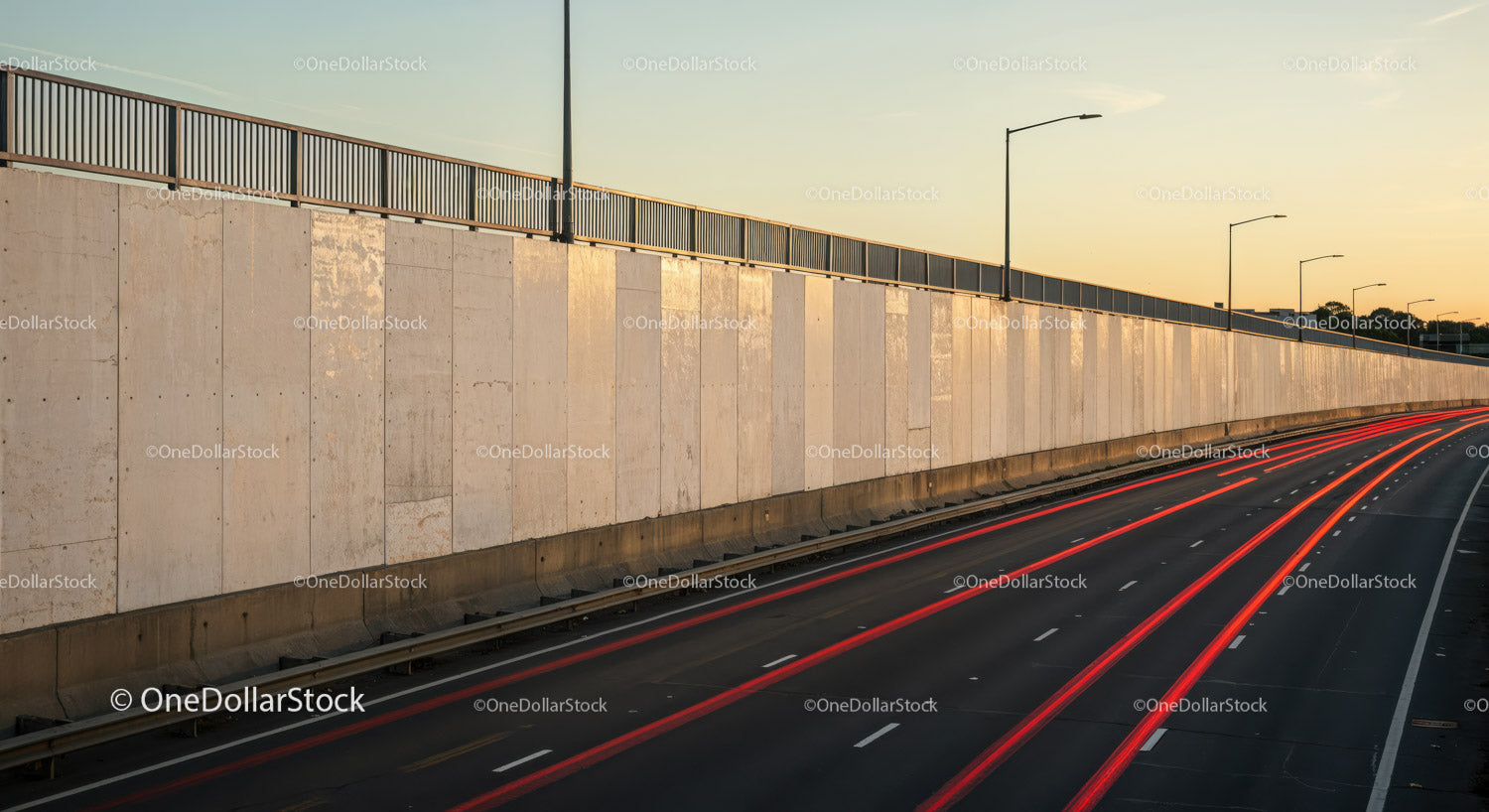 Autostrada miejska ze szlakami świetlnymi i nowoczesną infrastrukturą o zachodzie słońca