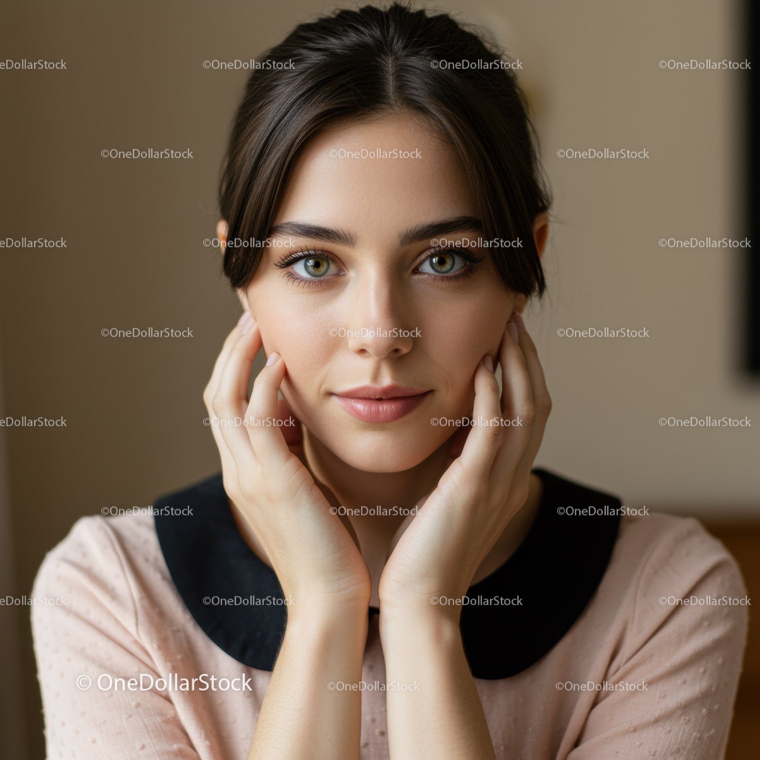 Elegancki portret młodej kobiety o zielonych oczach i brązowych włosach