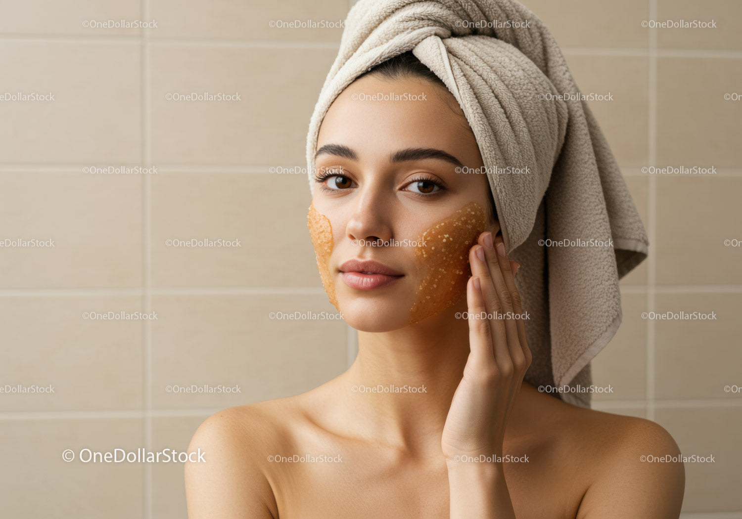 Młoda kobieta nakładająca maseczkę na twarz w relaksującej scenie spa