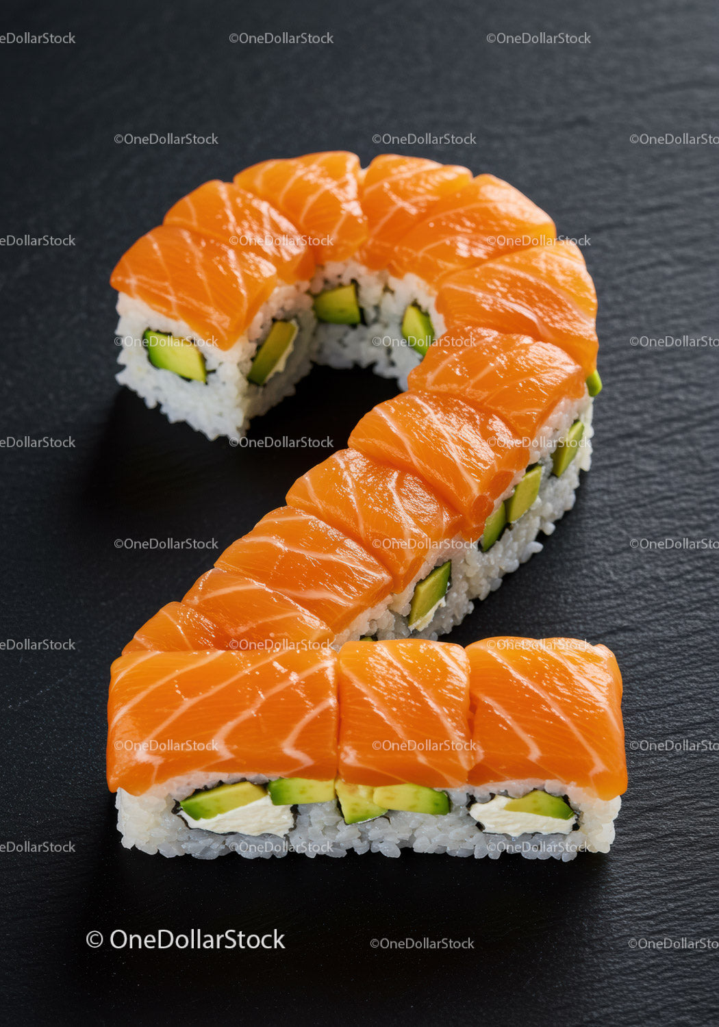 Rolki sushi z łososiem w kształcie cyfry dwa na czarnym tle