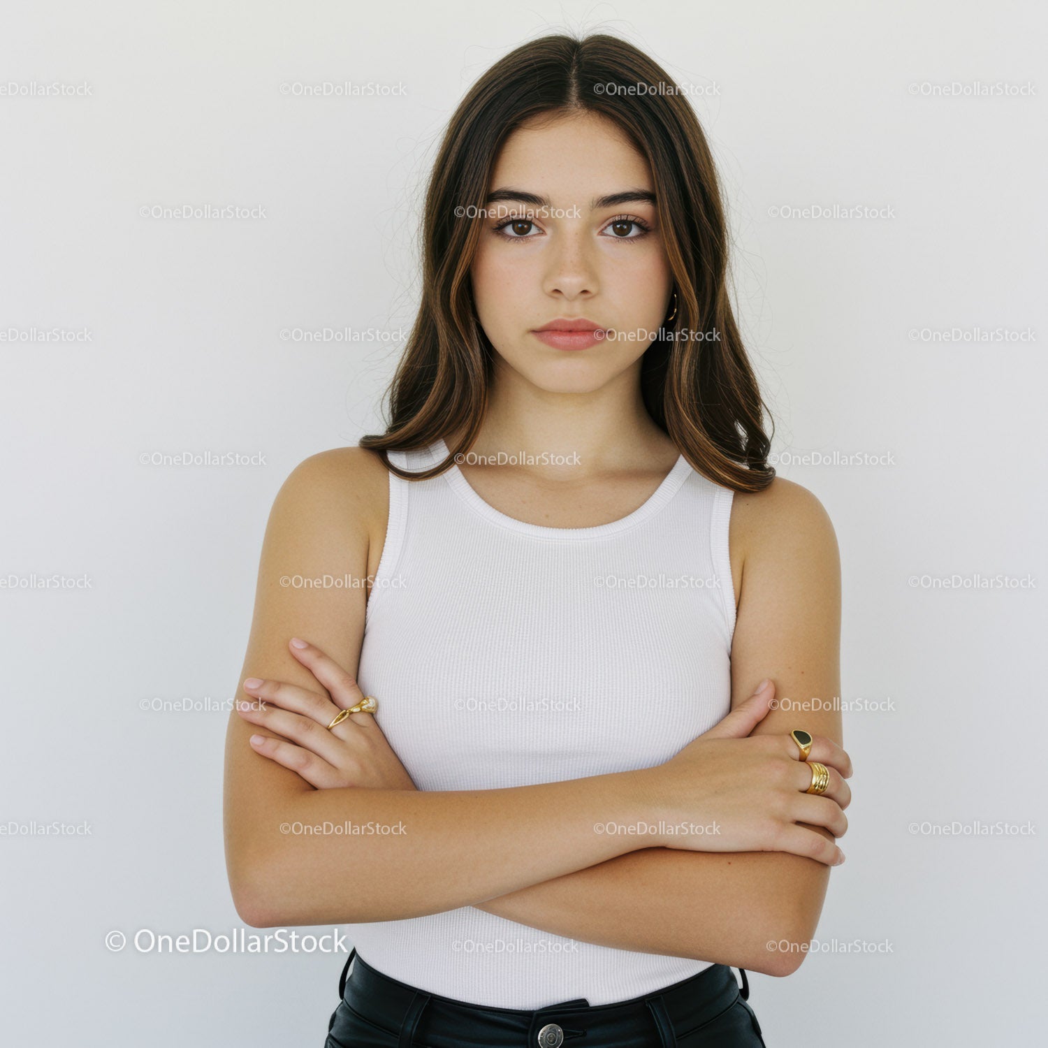 Piękna młoda kobieta pewność siebie Crossarms swobodny portret mody