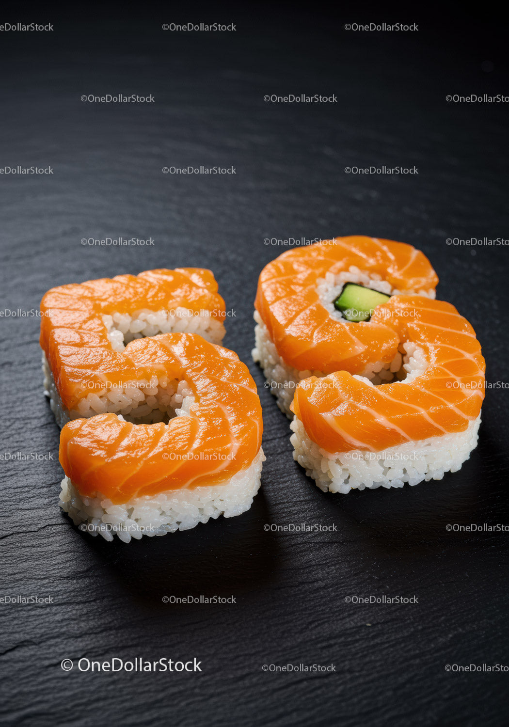 Rolki sushi z łososiem w kształcie liczby 65 na łupku