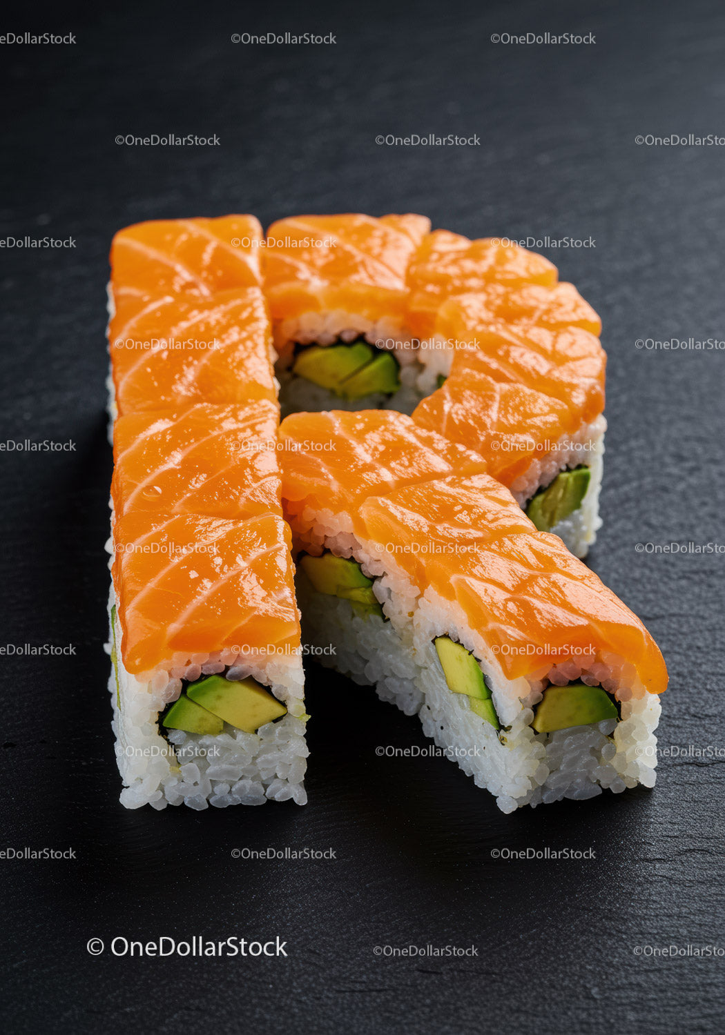 Rolki sushi z łososiem i awokado w kształcie litery R