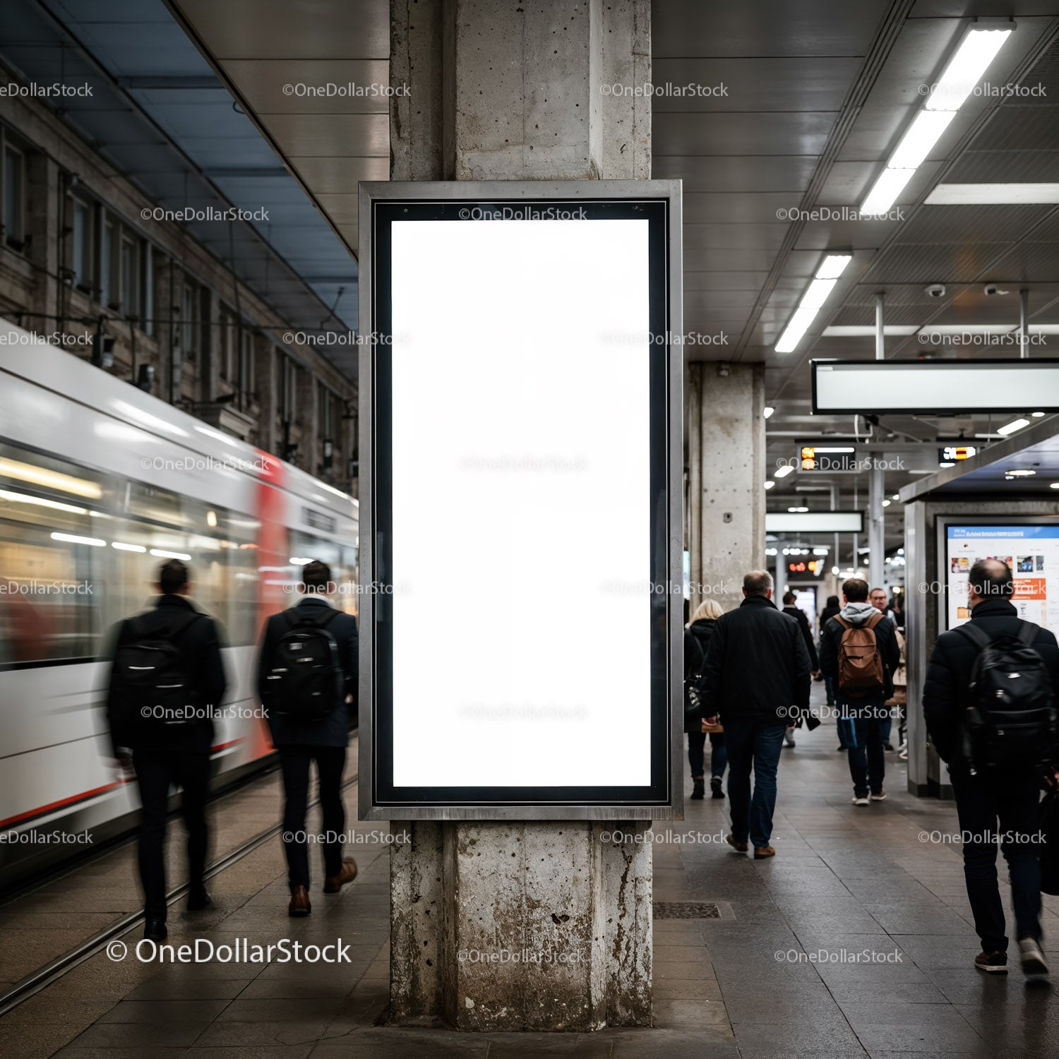 Pusty pionowy billboard na ruchliwym peronie metra