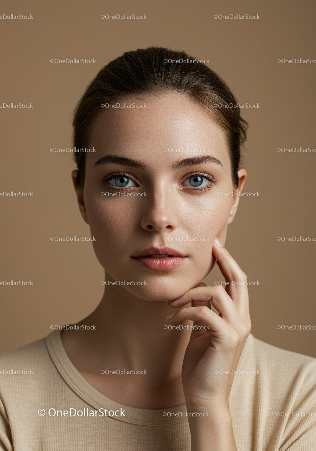 Elegancki portret kobiety o jasnoniebieskich oczach i brązowych włosach