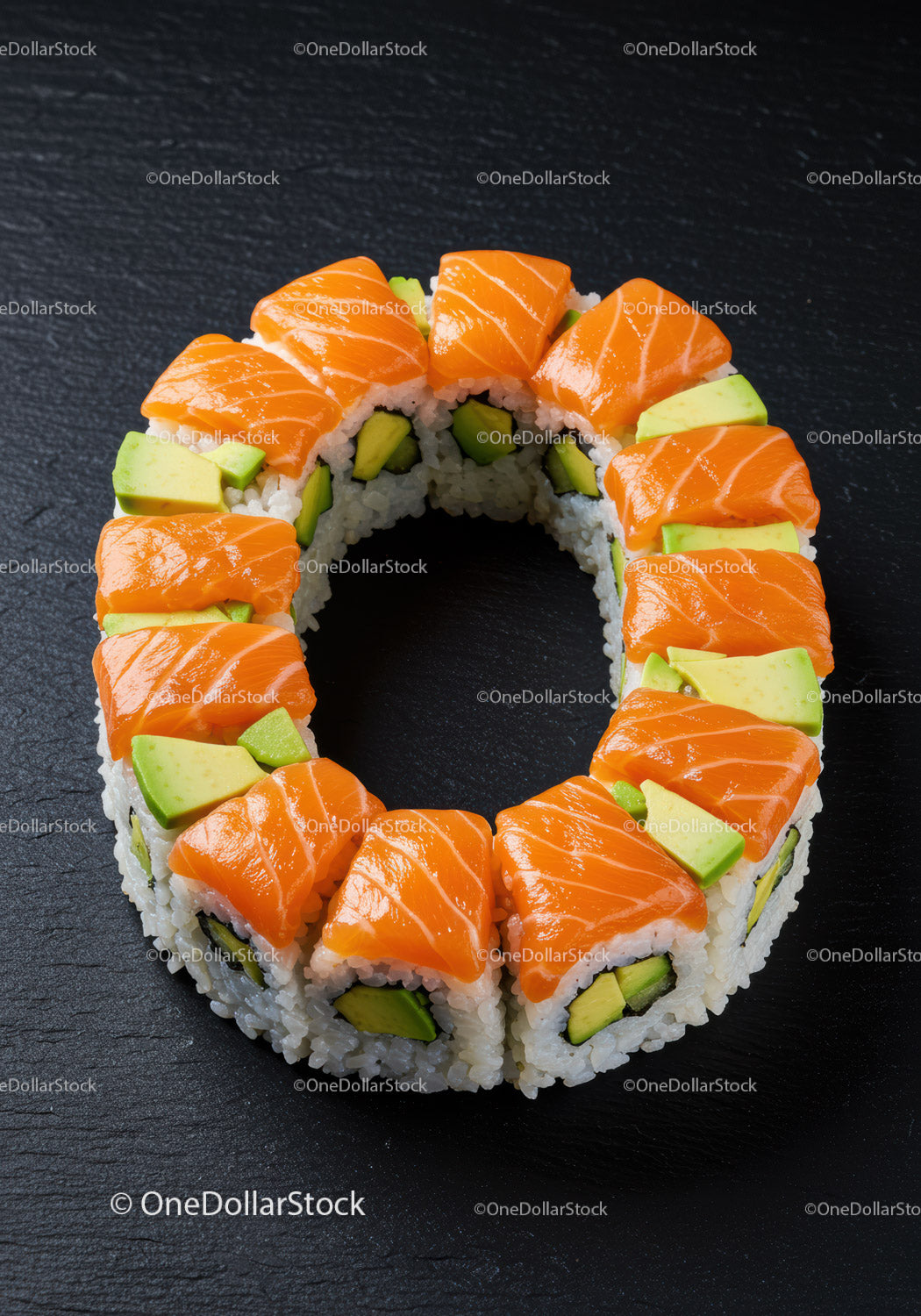 Świeży łosoś i awokado w pierścieniu sushi na czarnym łupku