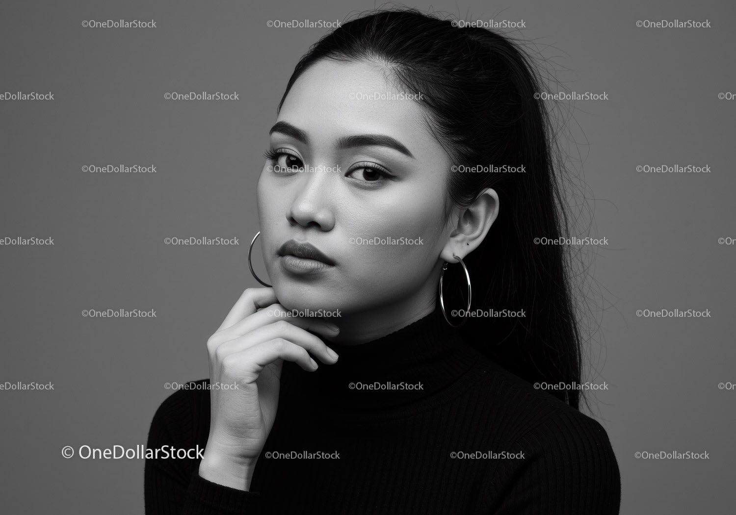 Elegancki czarno-biały portret pewnej siebie kobiety z kolczykami w kształcie kółek