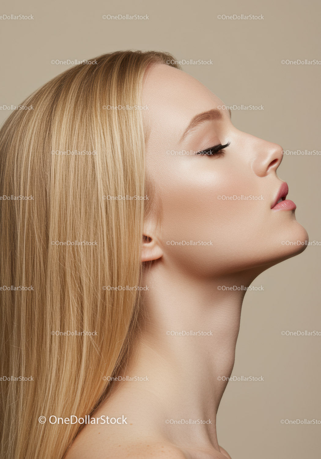Profil spokojnej kobiety o nieskazitelnej cerze i blond włosach