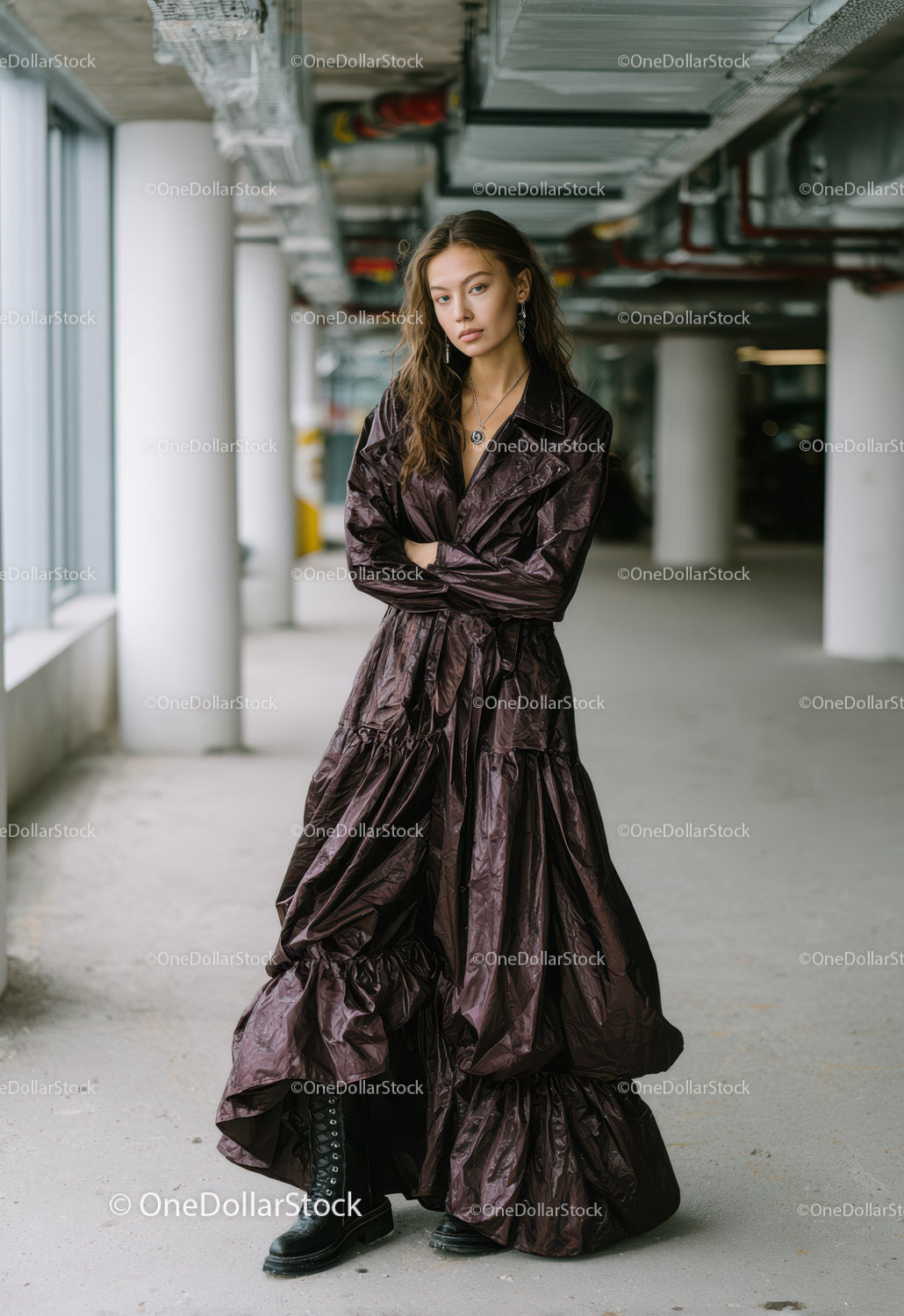 Elegancka modelka w ciemnej, marszczonej sukience w miejskim otoczeniu