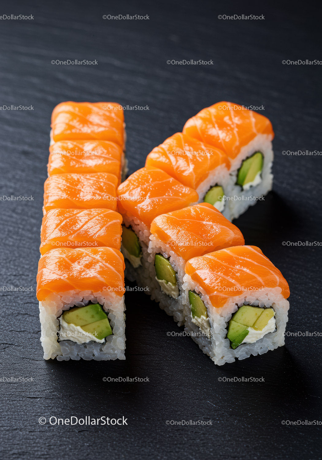 Świeże rolki sushi z łososiem, serkiem śmietankowym i awokado