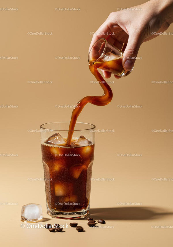 Nalewanie zimnej kawy cold brew z kostkami lodu do szklanki