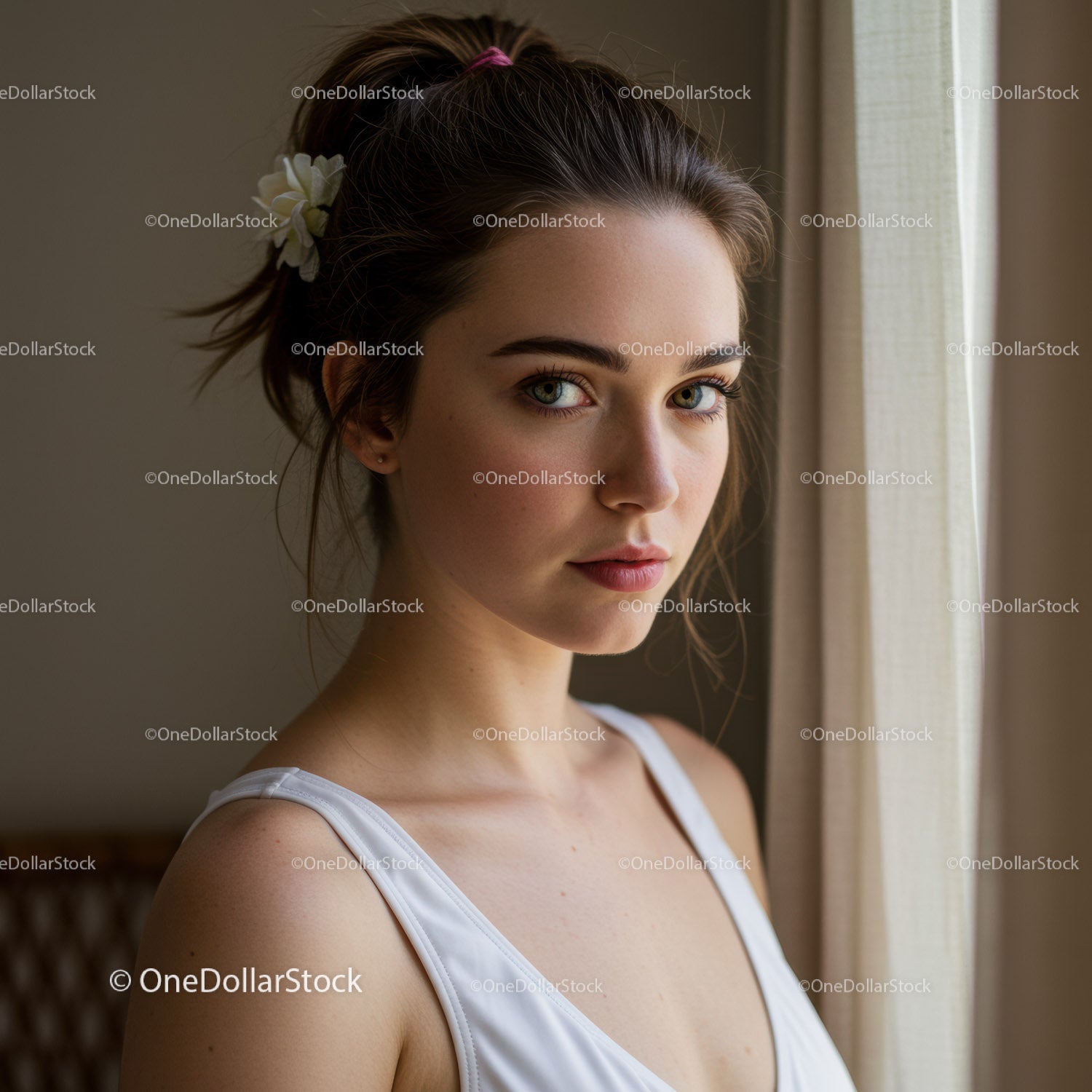 Portret młodej kobiety o niebieskich oczach w miękkim, naturalnym świetle