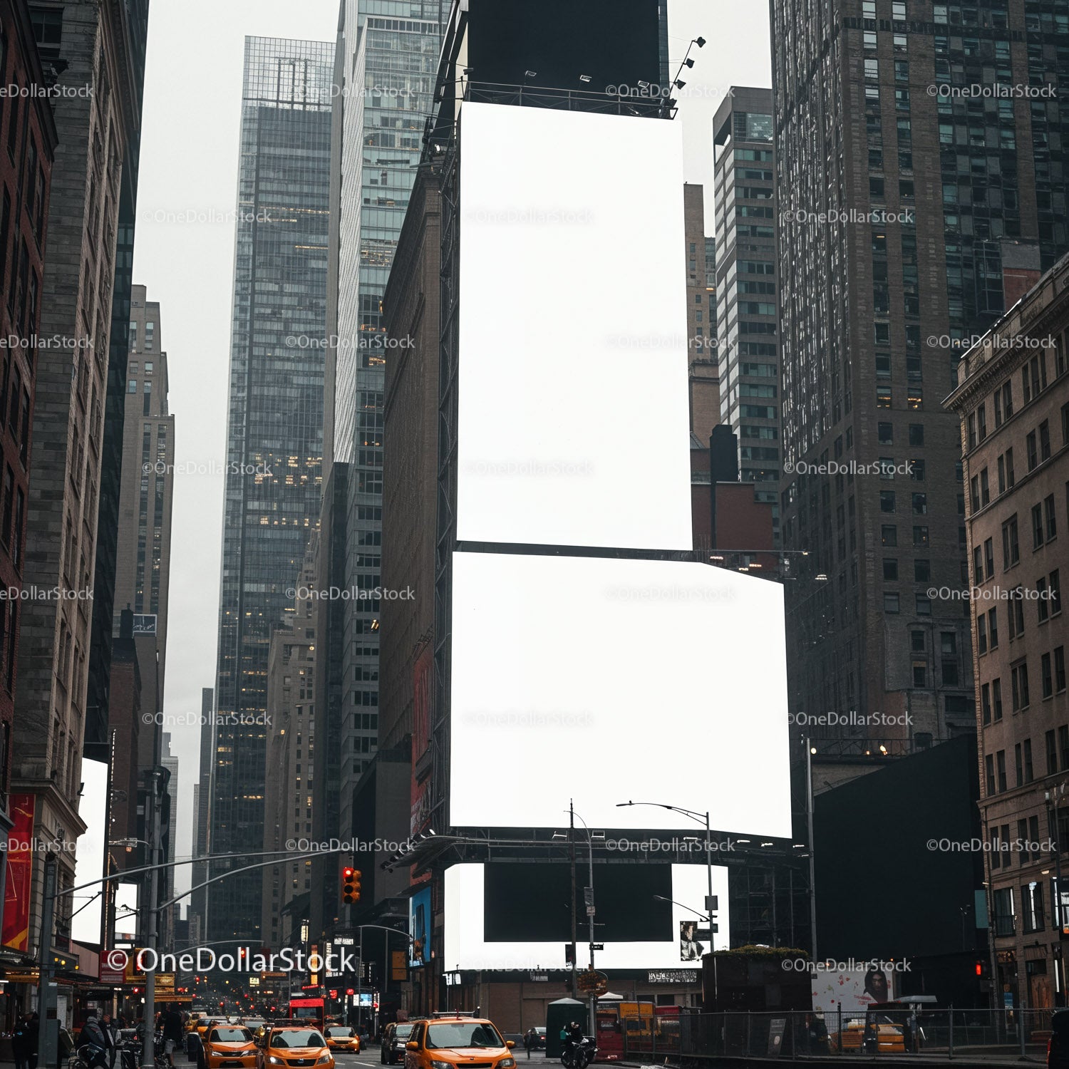 Ruchliwa ulica miejska z dużymi, pustymi billboardami cyfrowymi