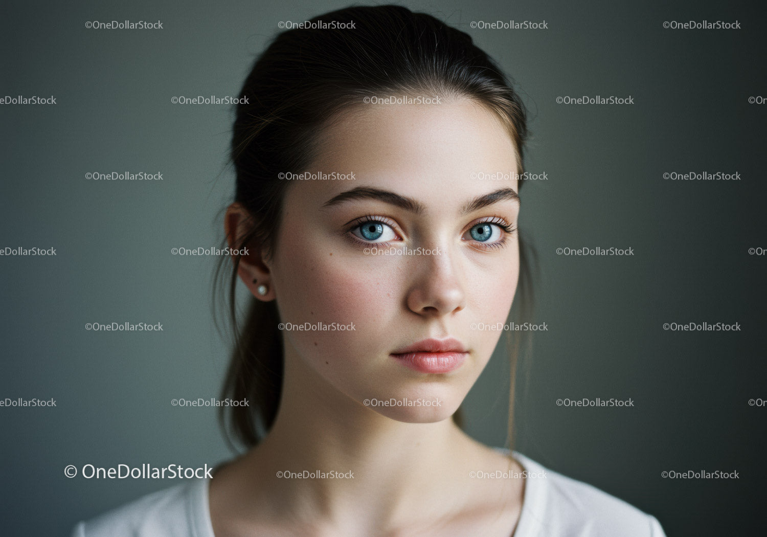 Portret młodej kobiety z niebieskimi oczami i naturalnym makijażem