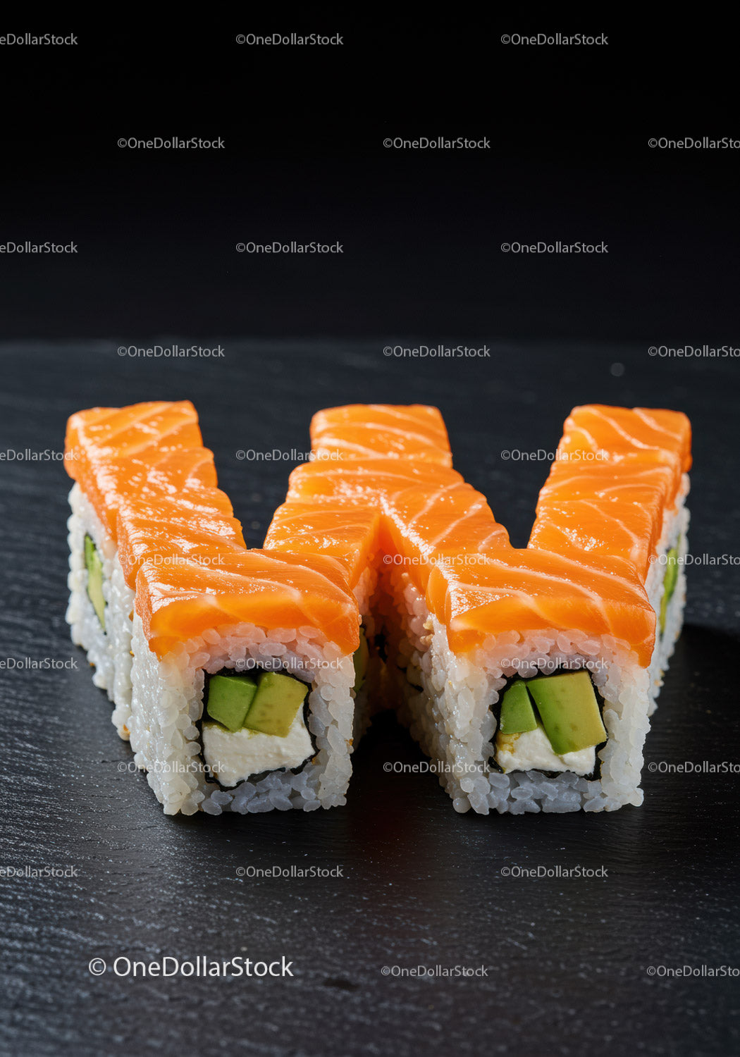 Świeże rolki sushi z łososiem, awokado i serkiem śmietankowym