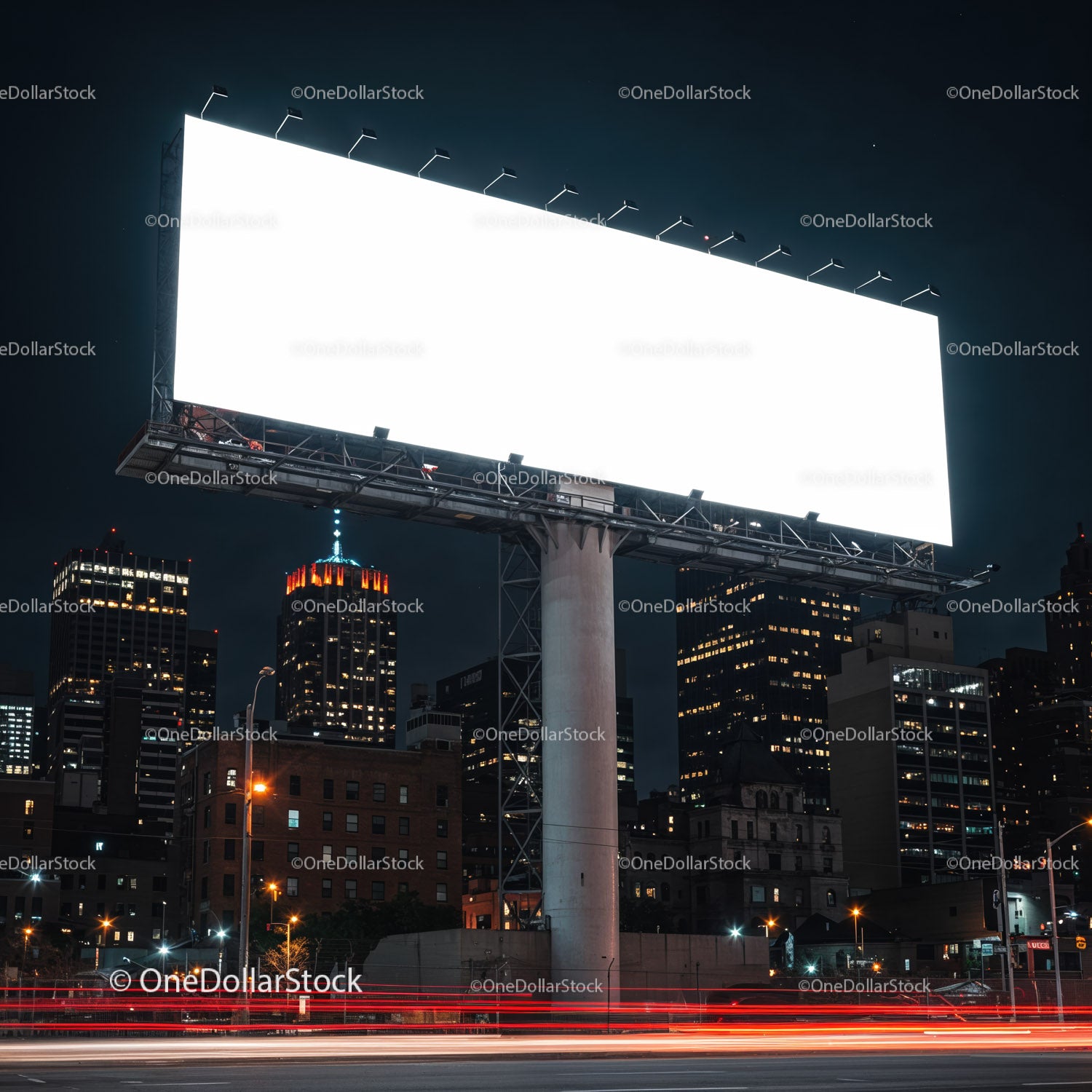 Pusty, oświetlony billboard nad panoramą miasta nocą