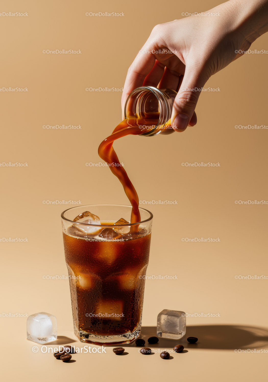 Nalewanie kawy Cold Brew na kostki lodu w przezroczystym szkle