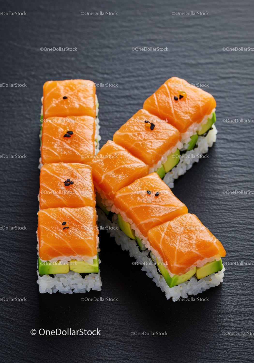 Świeże sushi z łososiem i awokado na czarnym talerzu łupkowym