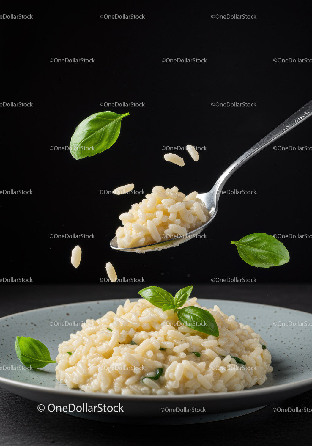 Kremowe risotto ze świeżą bazylią na ceramicznym talerzu