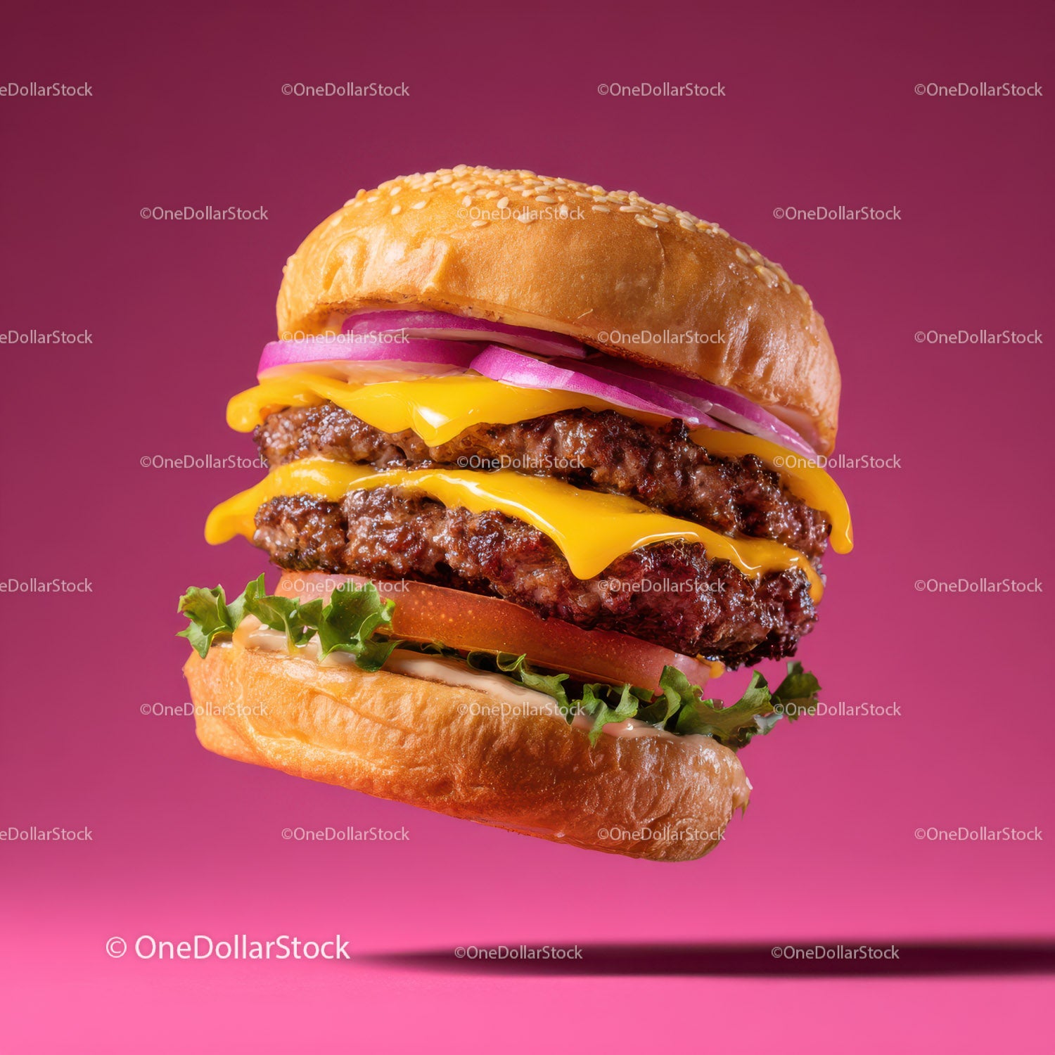 Soczysty podwójny cheeseburger ze świeżymi warzywami i roztopionym serem