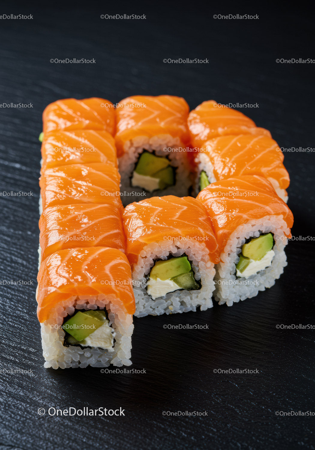 Świeże rolki sushi z łososiem, awokado i serkiem śmietankowym