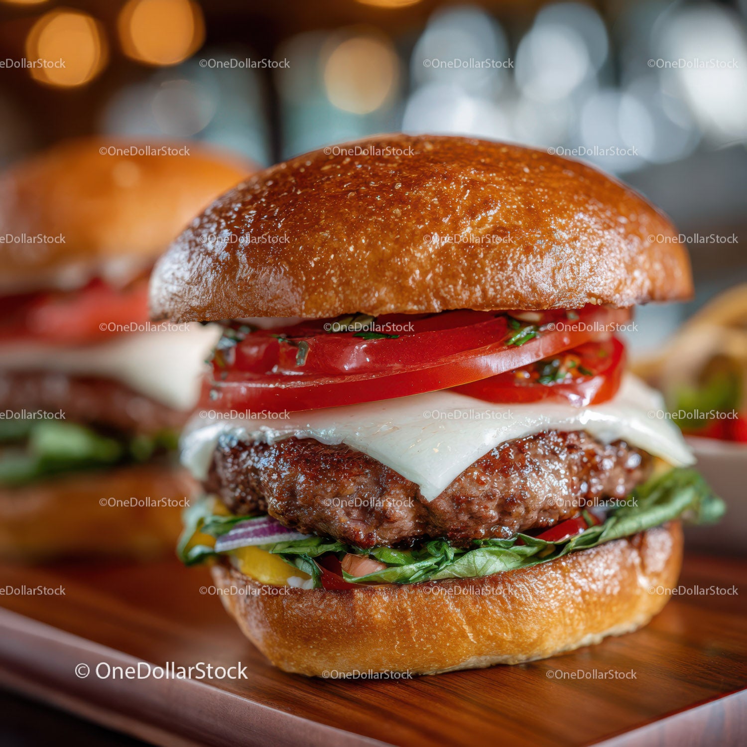 Soczysty burger wołowy ze świeżymi warzywami i roztopionym serem