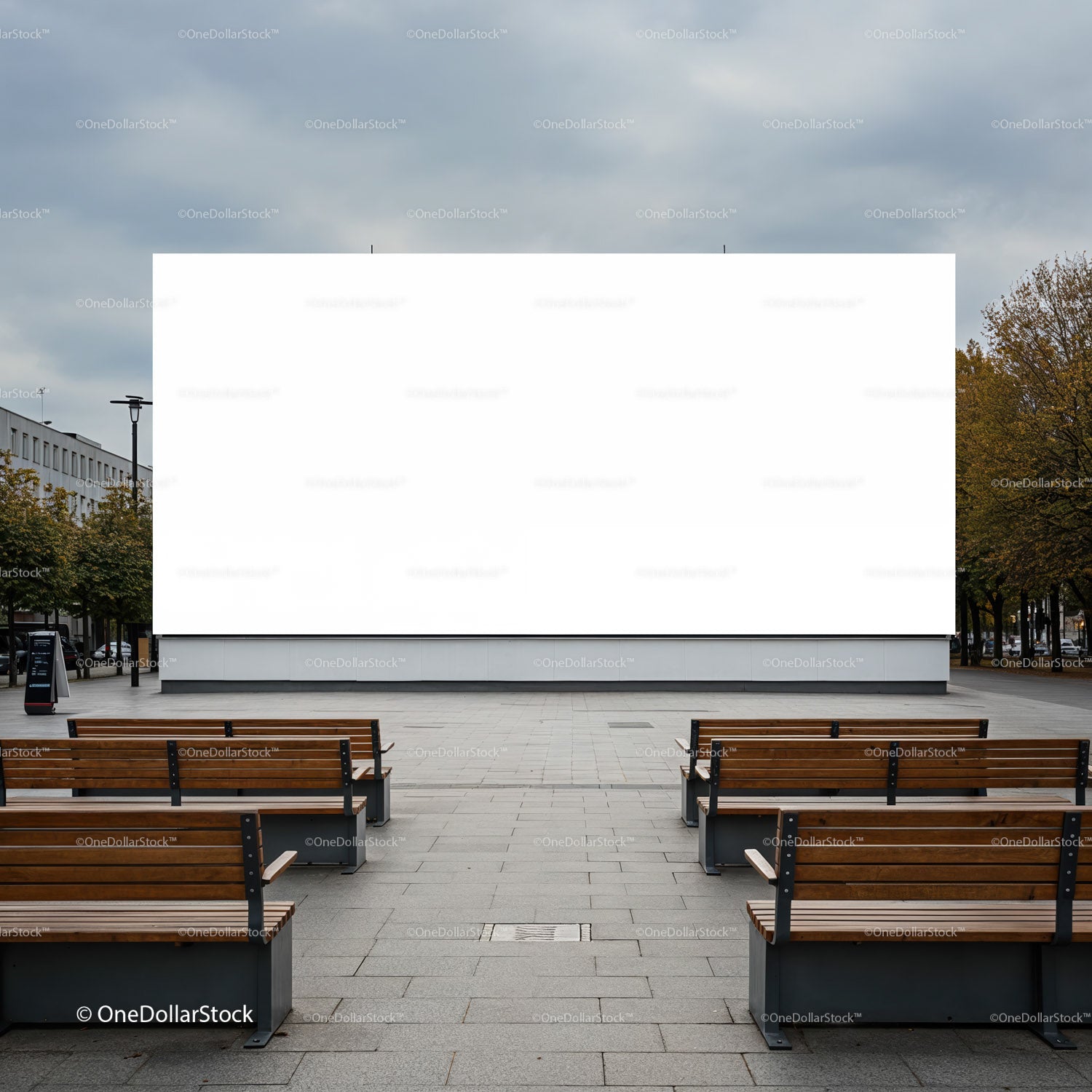 Pusty zewnętrzny obszar wypoczynkowy z widokiem na pusty miejski billboard