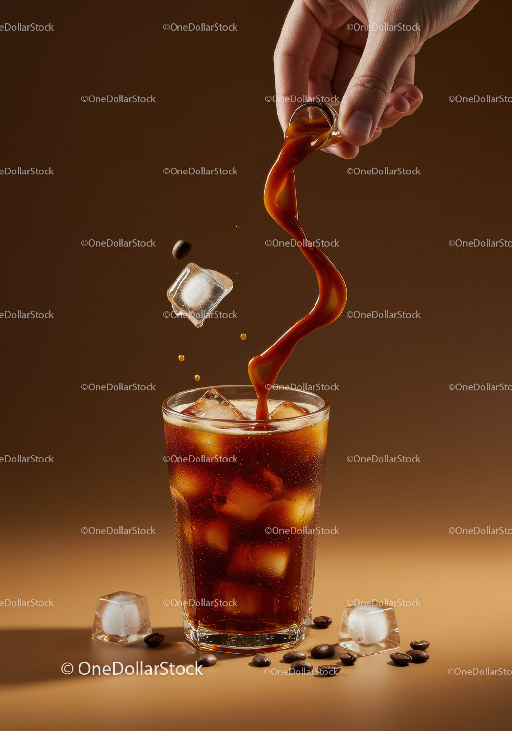 Nalewanie kawy Cold Brew na lód do przezroczystego szkła