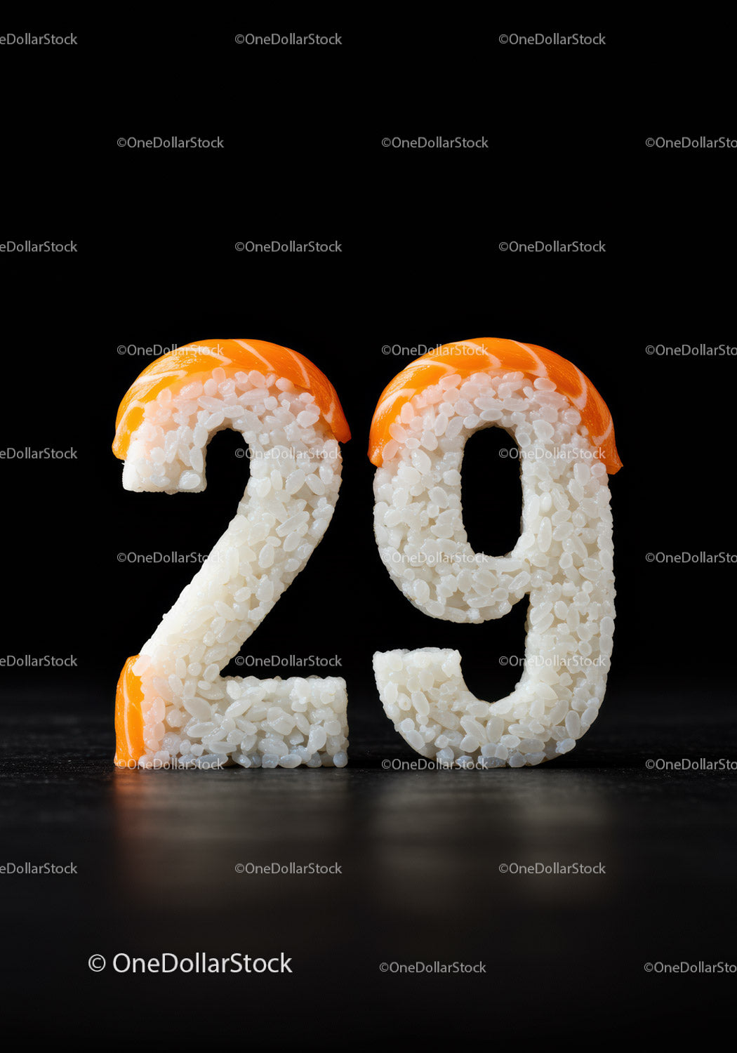 Liczby 29 zrobione z ryżu sushi i łososia
