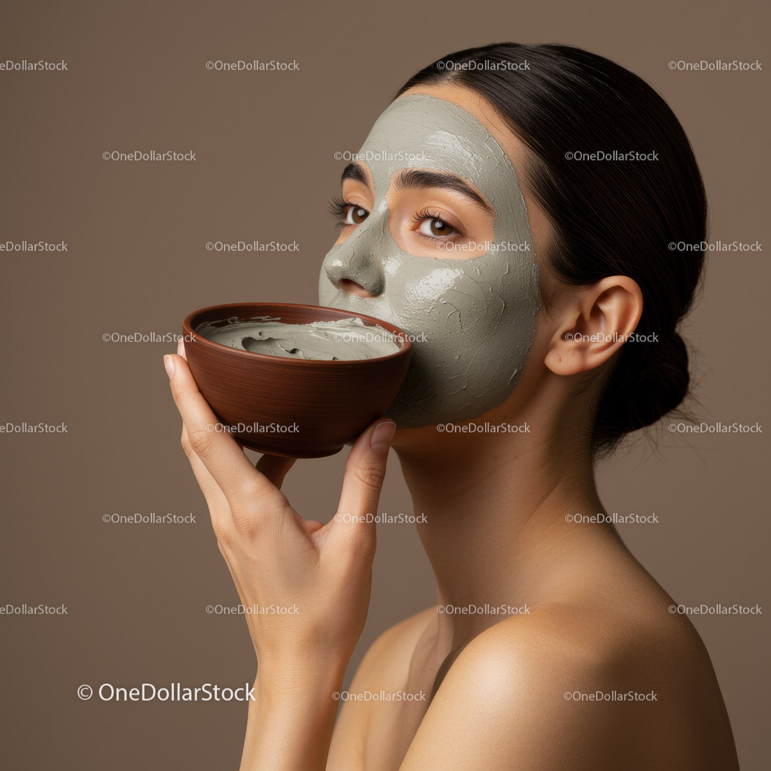 Relaksująca kobieta z maseczką z szarej glinki w spa