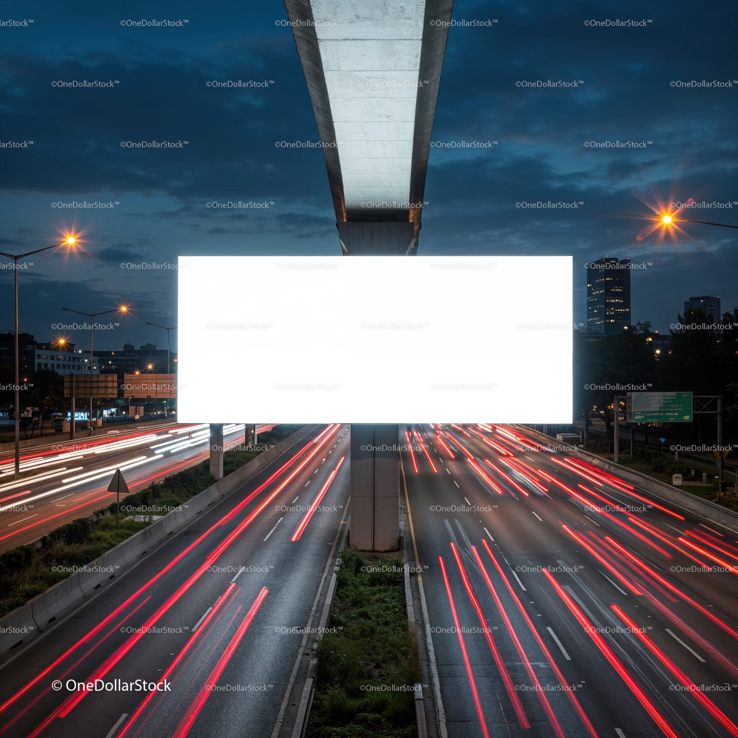 Pusty billboard nad ruchliwą nocną autostradą miejską