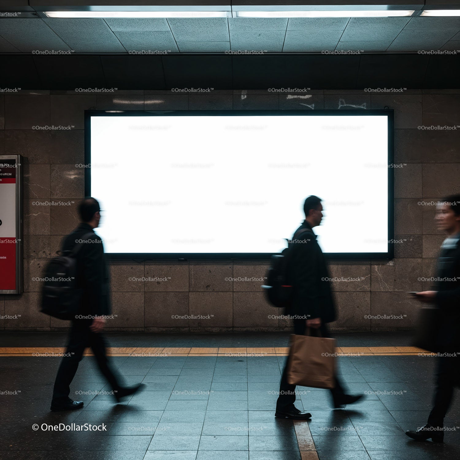 Pasażerowie przechodzący obok jasnego, pustego billboardu w metrze