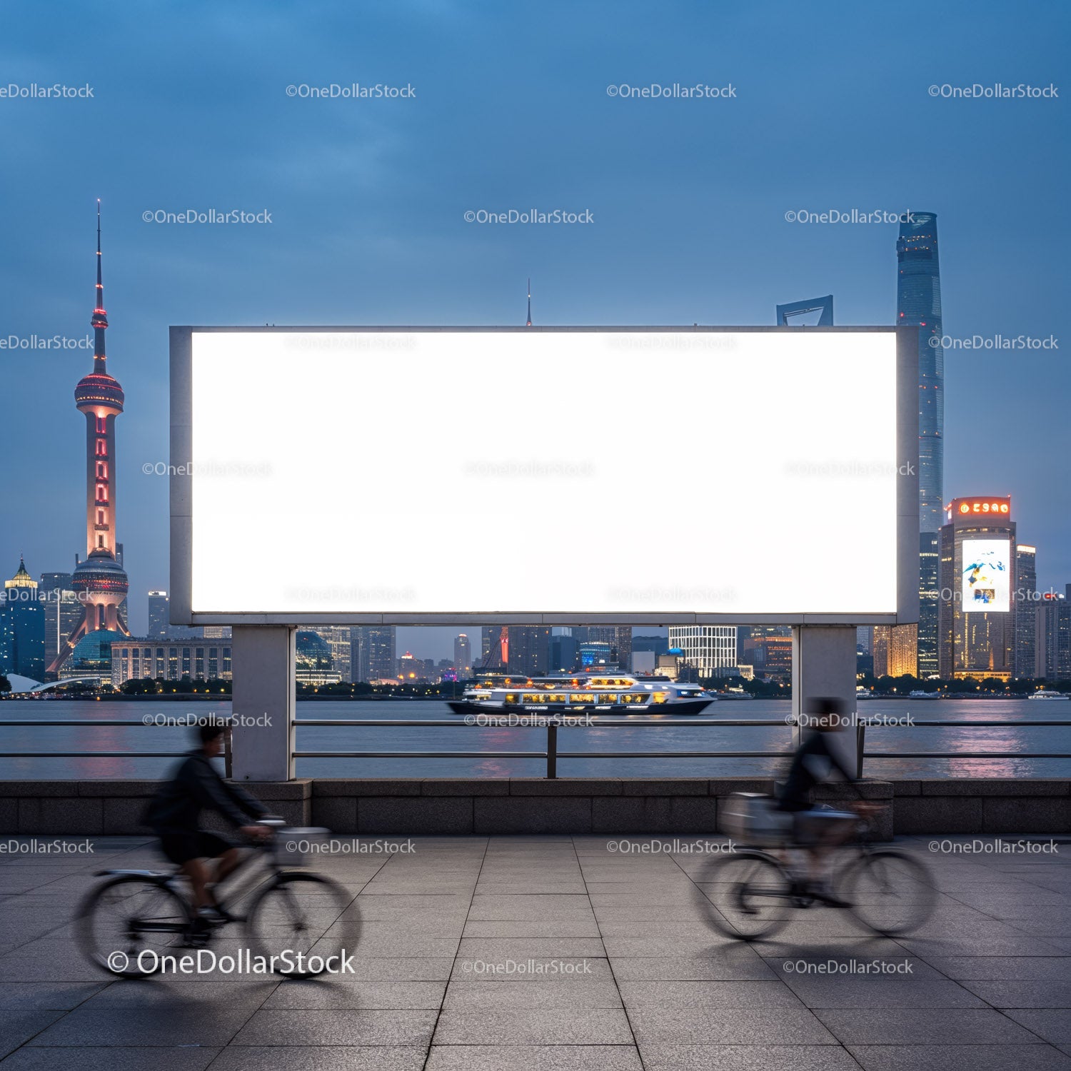 Wieczorny krajobraz miejski z rowerzystami i pustym billboardem