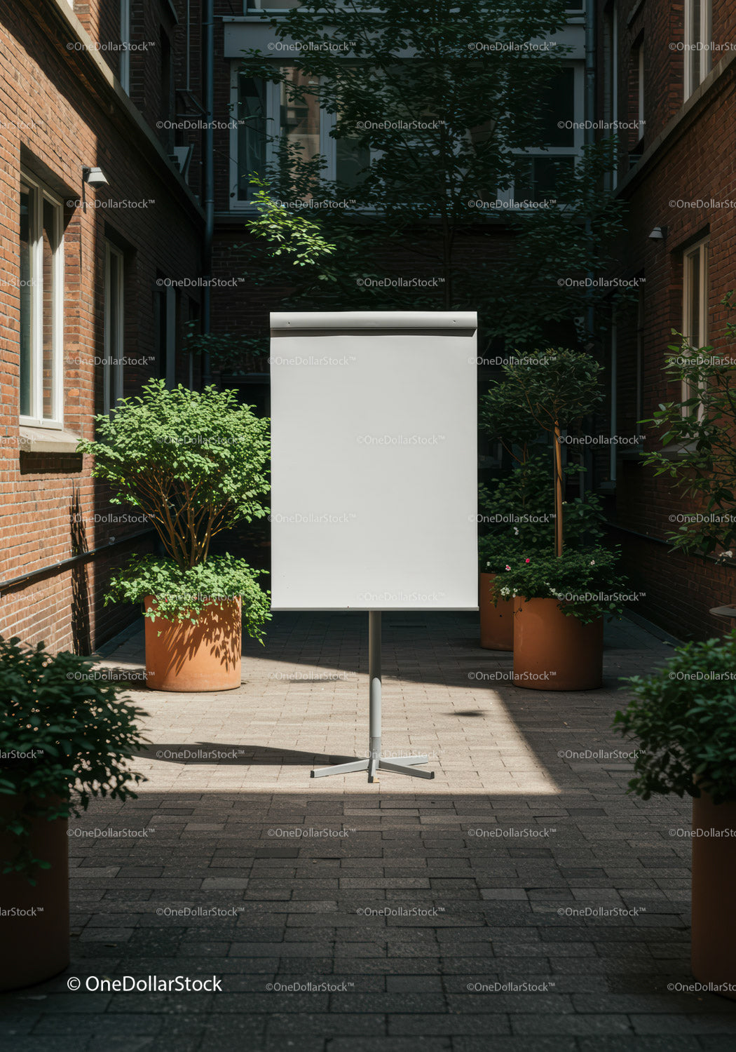 Pusty flipchart na przytulnym dziedzińcu miejskim z zielonymi roślinami