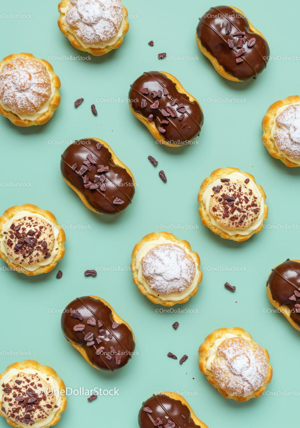 Różne ciastka nadziewane kremem na pastelowym tle