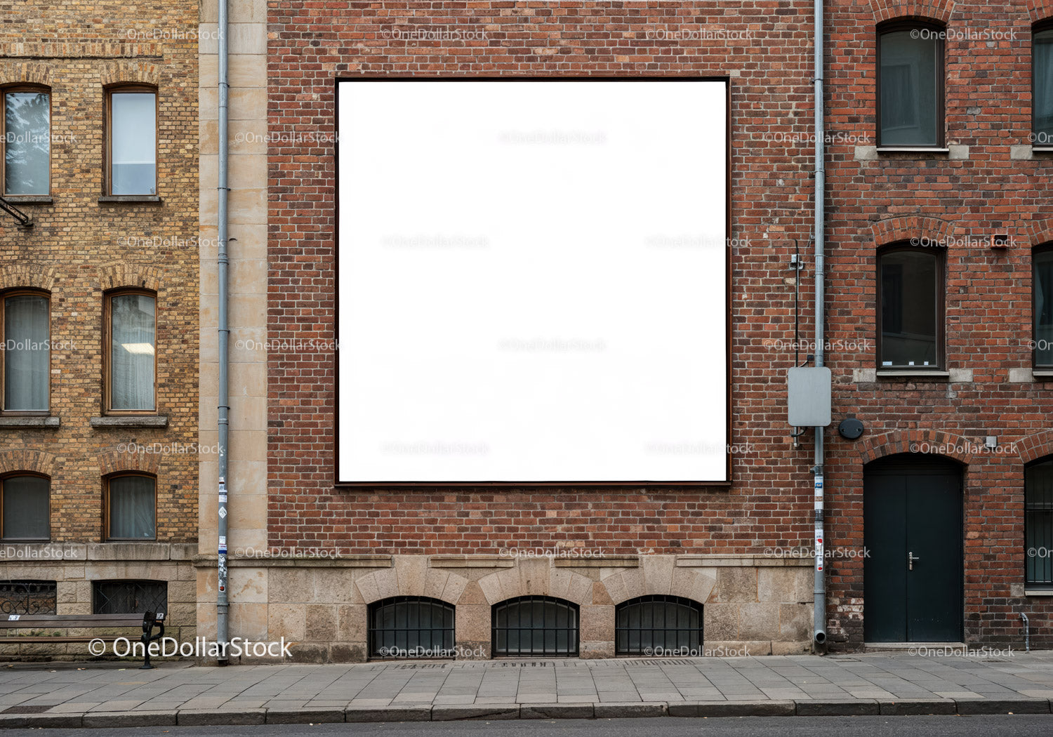 Pusta biała tablica reklamowa na ścianie miejskiego budynku z cegły