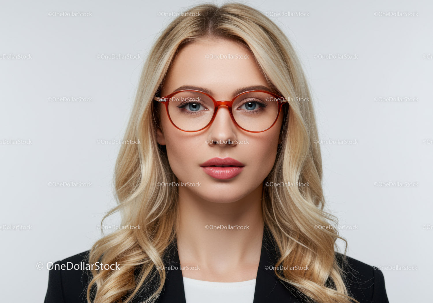Portret stylowej blondynki w czerwonych okularach i profesjonalnym stroju